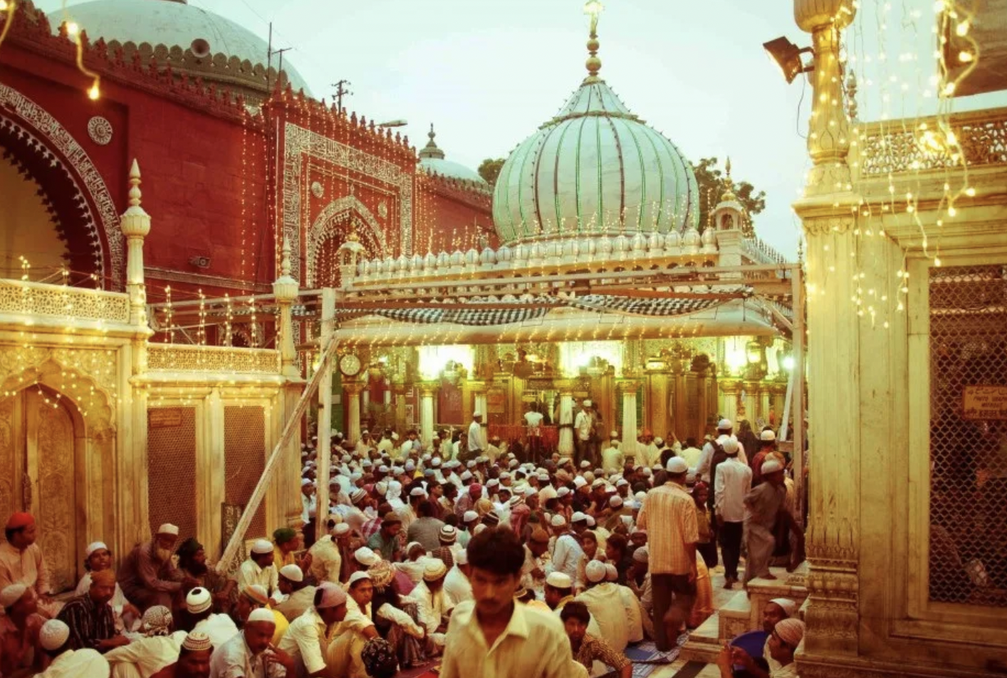 Narrow streets in Delhi leading to Nizammudin Dargah